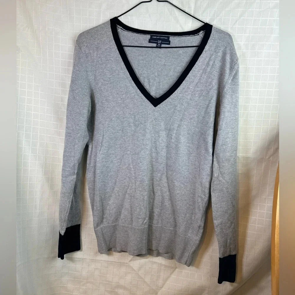 Women’s Gap XS Sweater  Gray Black Cashmere V-Neck Career Work Casual